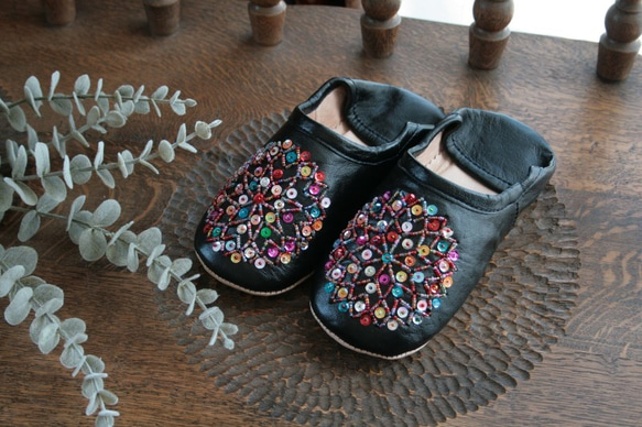 【値引済】￥6480→￥4536【ビーズ・パイピング＊バブーシュ】黒・サラダ /2way  手作り　高品質革 1枚目の画像