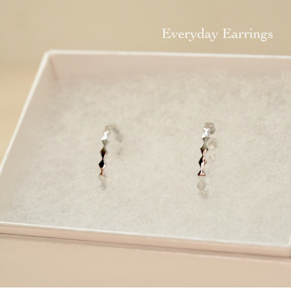 Everyday Earrings - silver hishigata フープイヤリング 2枚目の画像