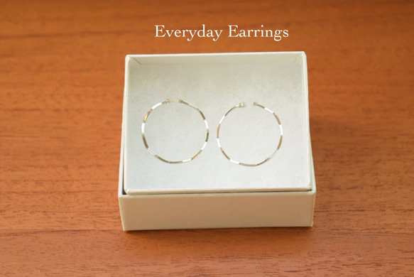 鋸齒狀環形耳環（銀色）[E18-311S] 第2張的照片