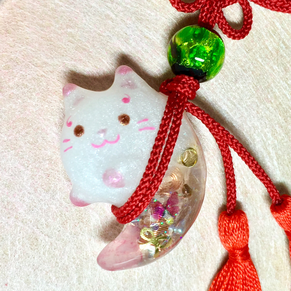 勾玉ピンク猫さんのキーホルダー(ローズクォーツ) 2枚目の画像