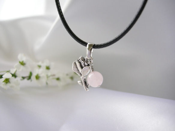 一輪の薔薇のローズクォーツ チョーカー ペンダント 天然石 ネックレス  