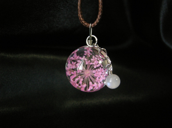 玻璃球粉紅色的花月光石吊墜天然石材 第4張的照片