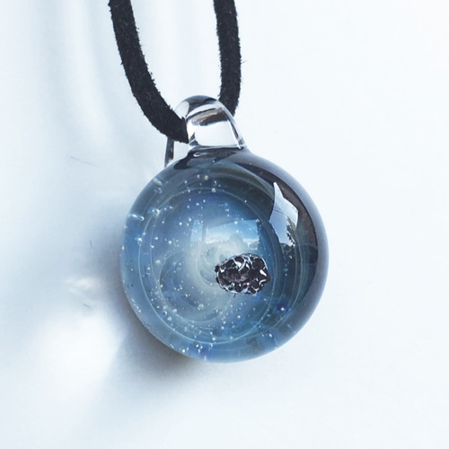 ギベオン隕石の粉入り 宇宙ガラスペンダントトップ ⭐️ 1点物 ハンドメイド 隕石の世界 #9 ギベオン隕石入り ガラス ペンダント 宇宙 【送料無料