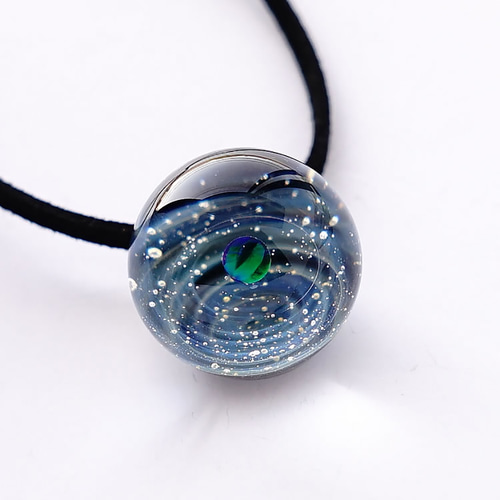 シリウスの世界。04 グリーンオパール入り ガラス ペンダント 星 惑星