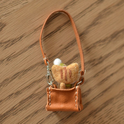 羊毛フェルト×レザー　鞄に入った茶トラ猫 3枚目の画像