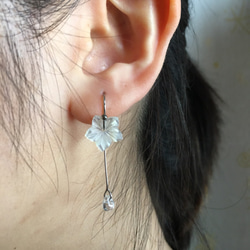 VSW 天然白蝶貝雕 玻璃珠 花花耳環 一款兩帶 小清新 第2張的照片