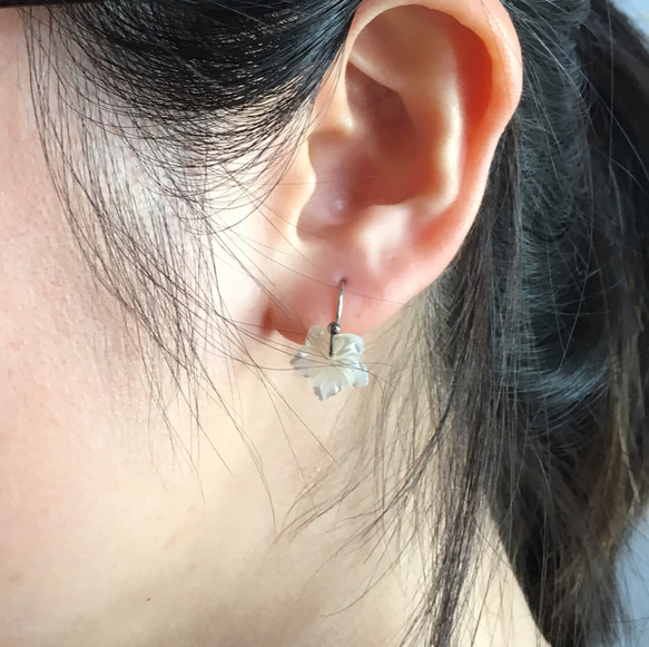 VSW 天然白蝶貝雕 玻璃珠 花花耳環 一款兩帶 小清新 第3張的照片
