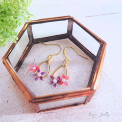 二つの小花の華奢なゴールドドロップピアスorイヤリング～ピンク&パープル 1枚目の画像