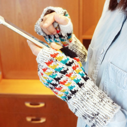 handmade wrist gloves triangle 手織幾何手腕套 第2張的照片