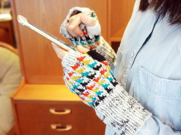 handmade wrist gloves triangle 手織幾何手腕套 第2張的照片