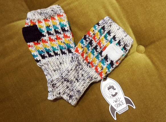 handmade wrist gloves triangle 手織幾何手腕套 第3張的照片