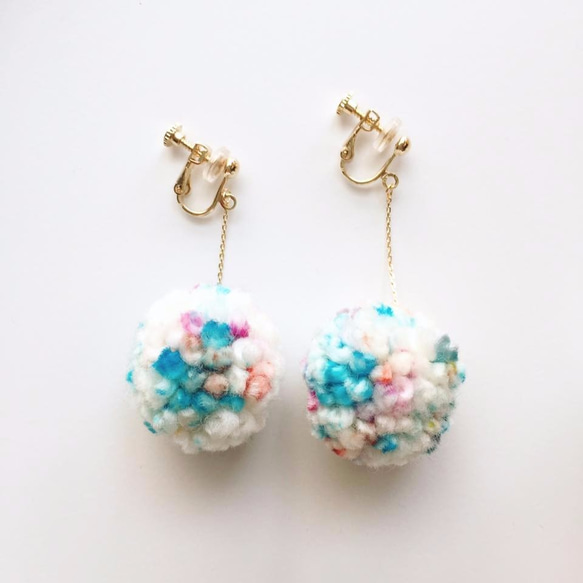 WU SPACE pompom earings video baby 手作毛球耳環 video baby 第3張的照片