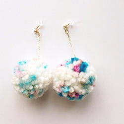 WU SPACE pompom earings video baby 手作毛球耳環 video baby 第4張的照片