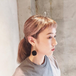 WU SPACE pompom earings black 手作毛球耳環 black 第1張的照片