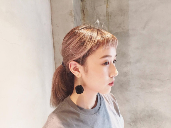 WU SPACE pompom earings black 手作毛球耳環 black 第1張的照片