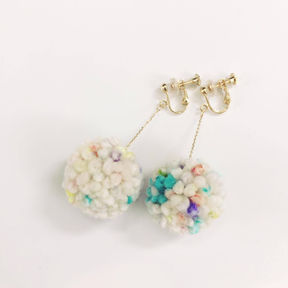 WU SPACE pompom earings cosmic wonderdust 手作毛球耳環 第4張的照片