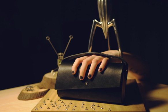 木x革系列 | 柚木皮革包 | 迷你柚木手拿包 |義大利植鞣革|黑色 第4張的照片