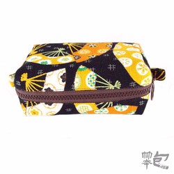 化妝包、旅行用收納袋(黑底)-日風橘色傘型圖騰 第2張的照片