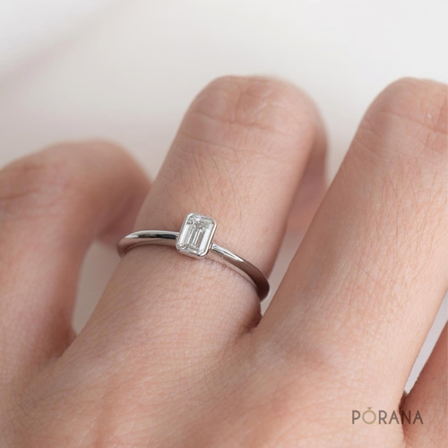 エメラルドカットダイヤモンの婚約指輪(14Kホワイトゴールド