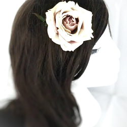 ヴィンテージホワイトの造花のUピン 1枚目の画像
