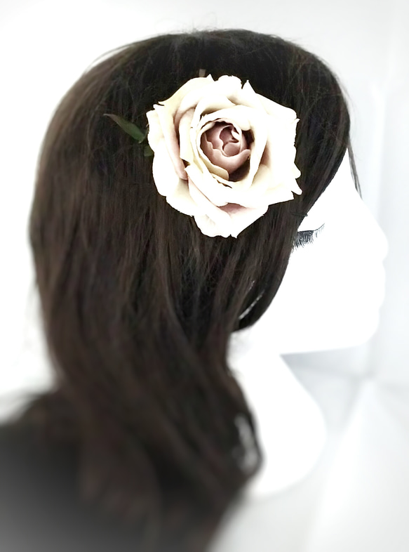 ヴィンテージホワイトの造花のUピン 1枚目の画像