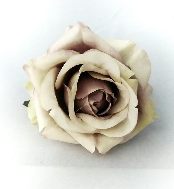 ヴィンテージホワイトの造花のUピン 2枚目の画像