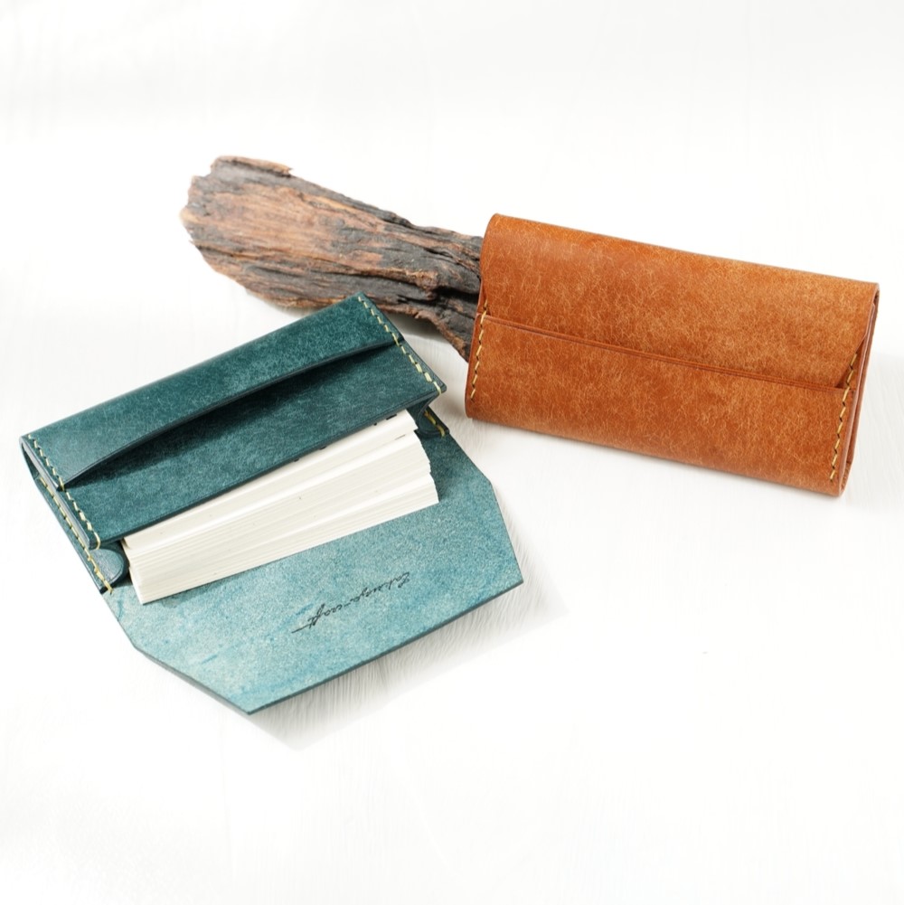 たくさん入る革と糸のみの名刺入れ　大容量　プエブロ　手染めレザー　カードケース