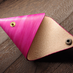 【送料無料】躑躅のような三角コインケース　ピンク  ピックケース　革　レザー　本革　手染め 2枚目の画像