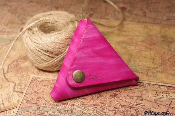【送料無料】躑躅のような三角コインケース　ピンク  ピックケース　革　レザー　本革　手染め 3枚目の画像