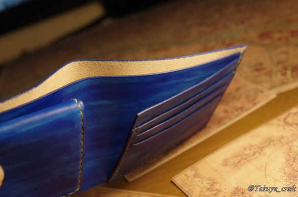 海のような二つ折り財布　ヌメ革　本革 4枚目の画像