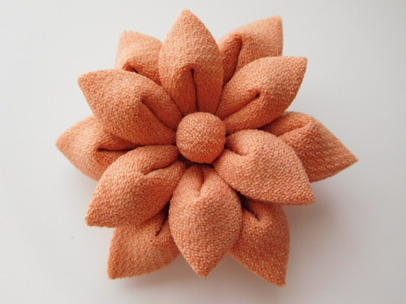 クロスフラワーブローチ　 ～ Orangepink Flower ～ 2枚目の画像