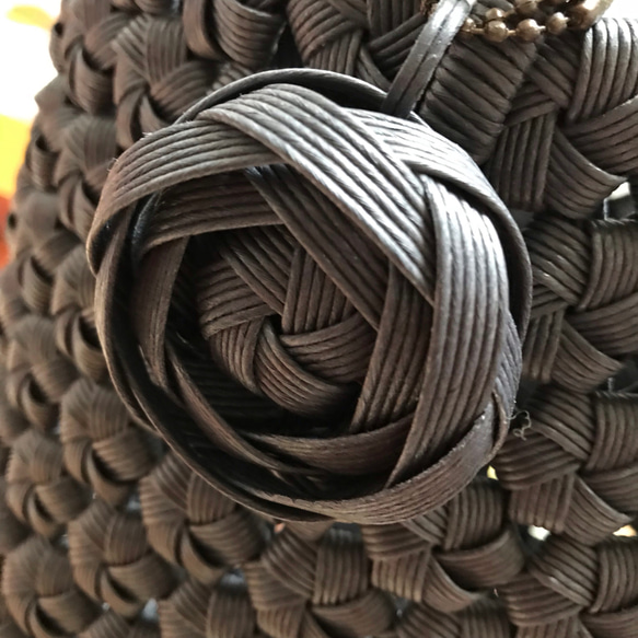 花結び編みクラフトバッグ　ダークグレー 5枚目の画像