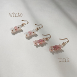 小さな桜のピアス/イヤリング(white) 3枚目の画像