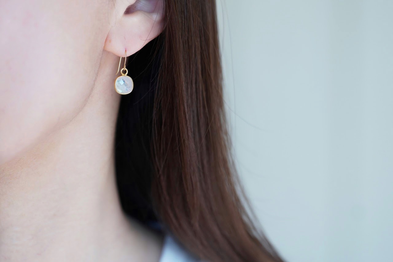 【送料無料】K18 レインボームーンストーンピアス