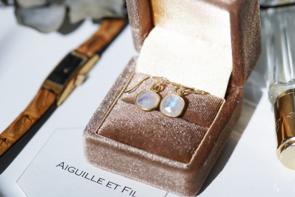 【送料無料】K18 レインボームーンストーンピアス