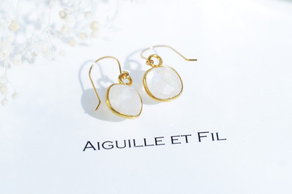 【送料無料】K18 レインボームーンストーンピアス