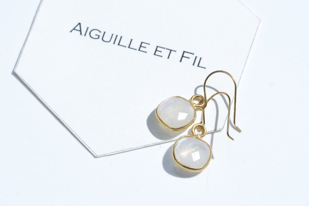 【送料無料】K18 レインボームーンストーンピアス