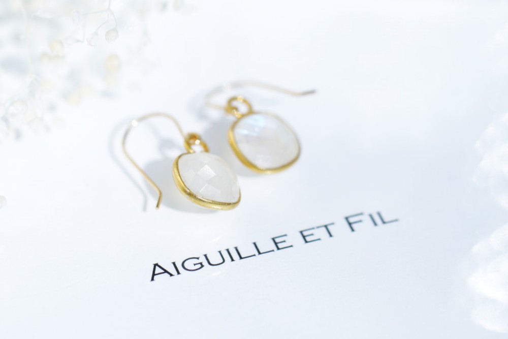 【送料無料】K18 レインボームーンストーンピアス