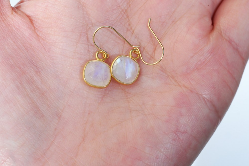 【送料無料】K18 レインボームーンストーンピアス