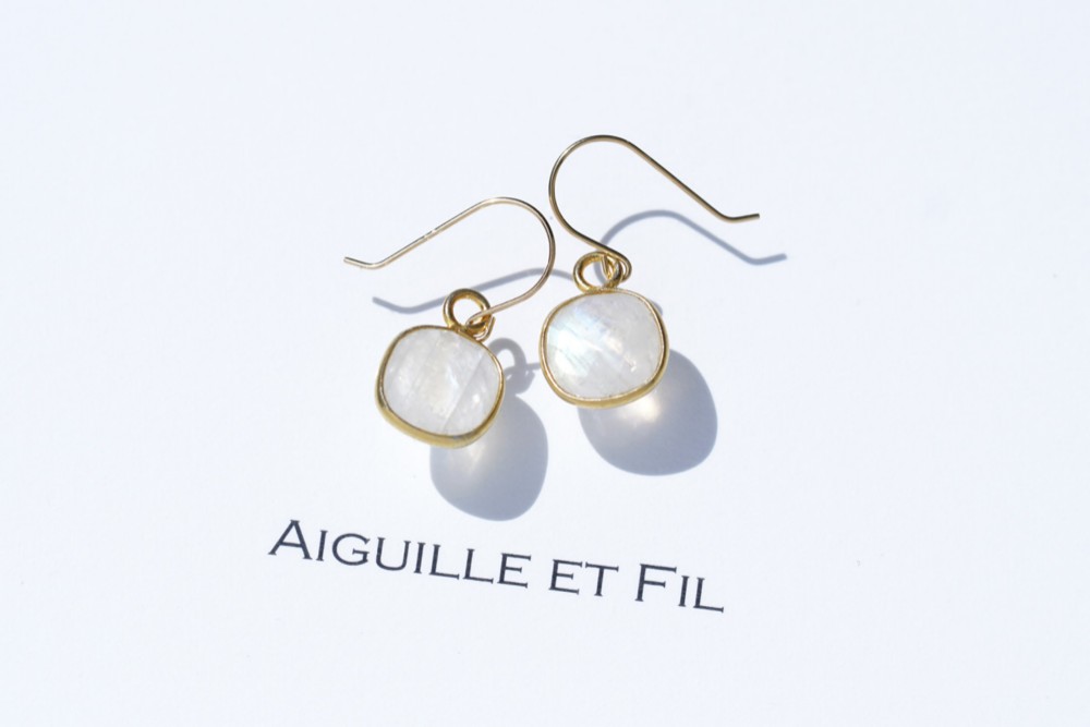 【送料無料】K18 レインボームーンストーンピアス