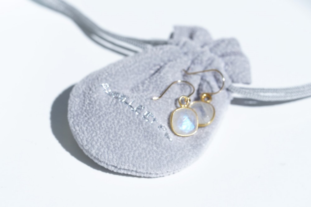 【送料無料】K18 レインボームーンストーンピアス