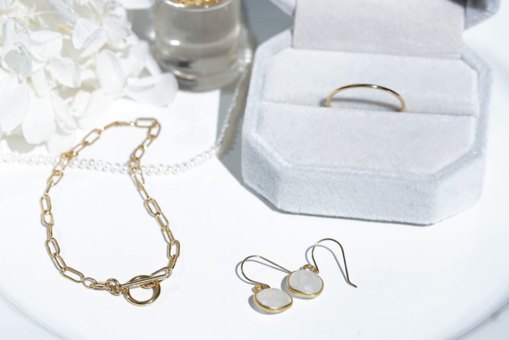 【送料無料】K18 レインボームーンストーンピアス