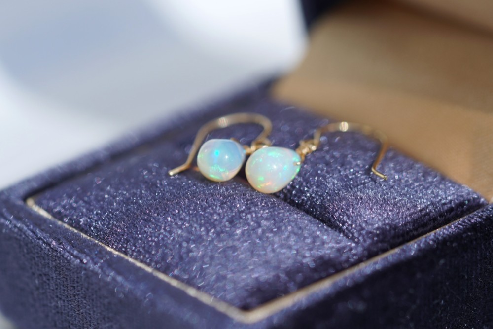 【送料無料】K18 オパール ドロップシェイプピアス