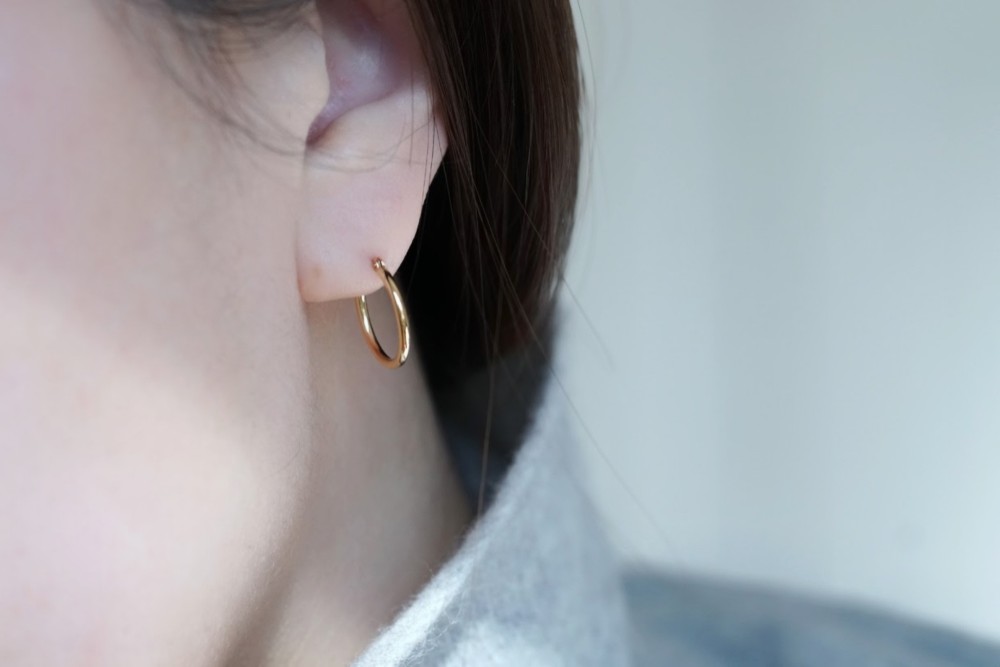 【送料無料】K18 1.5mm×15mm ゴールドフープピアス  ペア