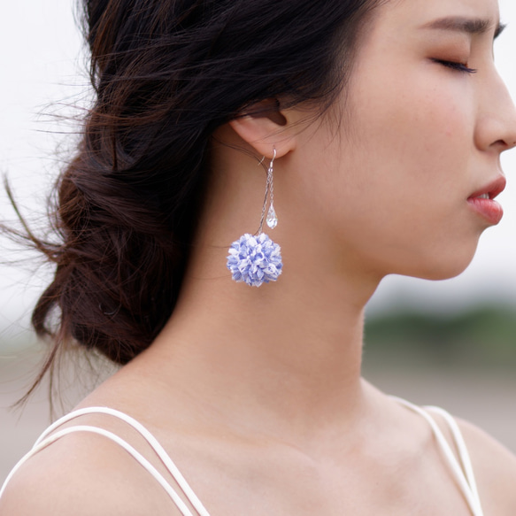 Nerissa│水色 花のボール 花びら 手作り スワロフスキー ピアス ジョーゼット Flower Earring 3枚目の画像