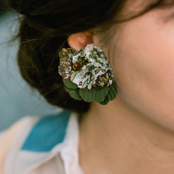 Tamara | 抹茶綠波西米亞布花不對稱設計耳環 第3張的照片