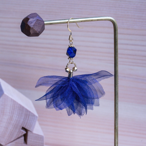 Michelle | 青い花びら タイガーアイストー イアリング 手作り handmade flower earring 第1張的照片