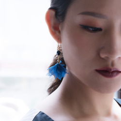 Michelle | 青い花びら タイガーアイストー イアリング 手作り handmade flower earring 第2張的照片