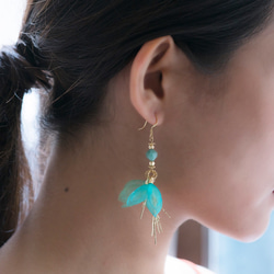 Tinkerbell | 緑花びら アマゾナイト イアリング手作りアクセサリー Yarn flower earring 2枚目の画像