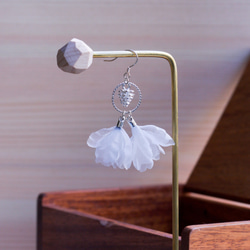 Olivia | 灰色花びらイアリング 手作りアクセサリー handmade flower earring gift 1枚目の画像